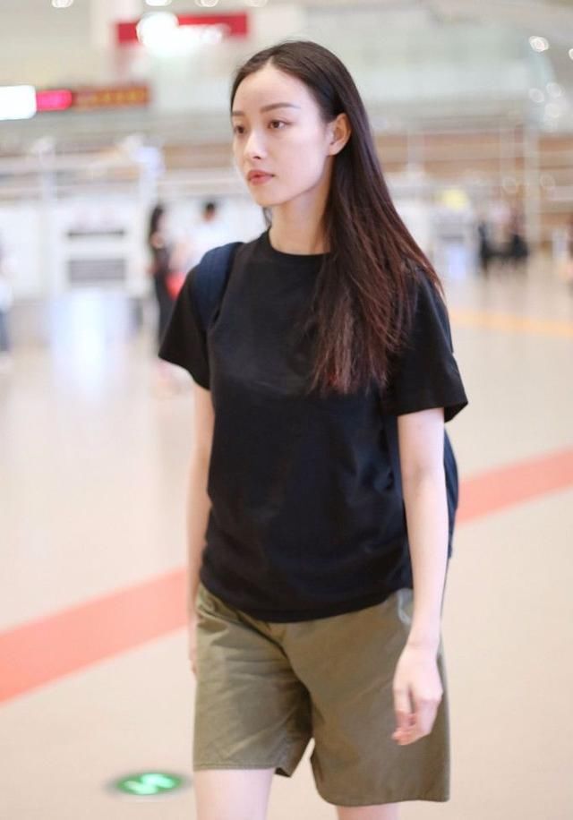 倪妮黑色短袖一会放裤腰里,一会拿出来,网友:真把机场