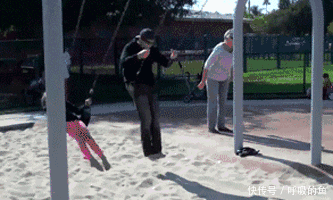 搞笑gif:妹子 下次直播别这样 被老爸发现多不好