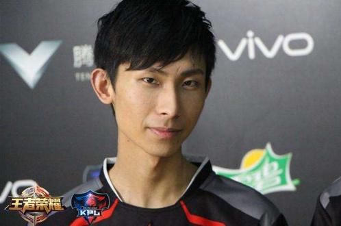 王者荣耀:一代野王梦之泪伤,打预选还是做主播,到底何