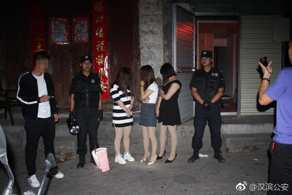 陕西警方扫黄 现场不堪入目-北京时间