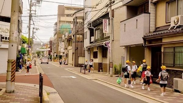 晚8点,日本新潟县三条市,一位母亲苦等不到放学回家的9岁女儿佐野房子