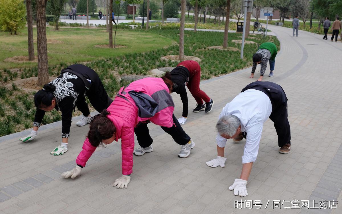 公园里的"爬行团"兴起,这么锻炼有什么好处呢?