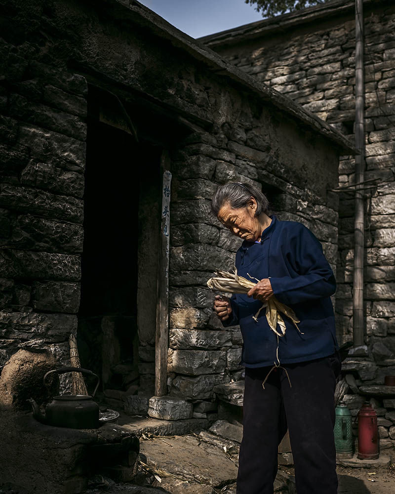 山里独居老人,一年半载碗里都没有肉食,她的守望却让人们心暖