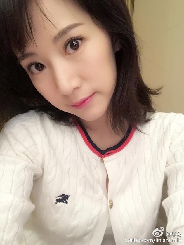 " 2月9日,李念在微博晒出一组美丽自拍照,配文称,"早安,在一个好像睡