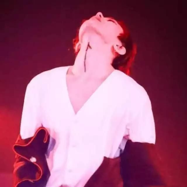 蔡徐坤演唱会秀喉结拉链纹身,性感或低俗?网友:人好看