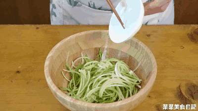 3.起锅热油,倒入挤去水的西葫芦丝,小火翻炒3分钟