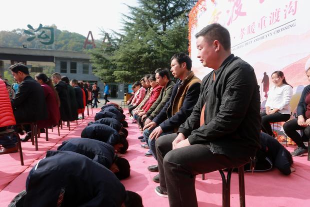 迎重阳重渡沟数十名学生向父母行跪拜礼 孩子家长齐落泪画面暖心
