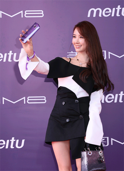 这才是最正确的自拍姿势:看来美图还是不了解网红