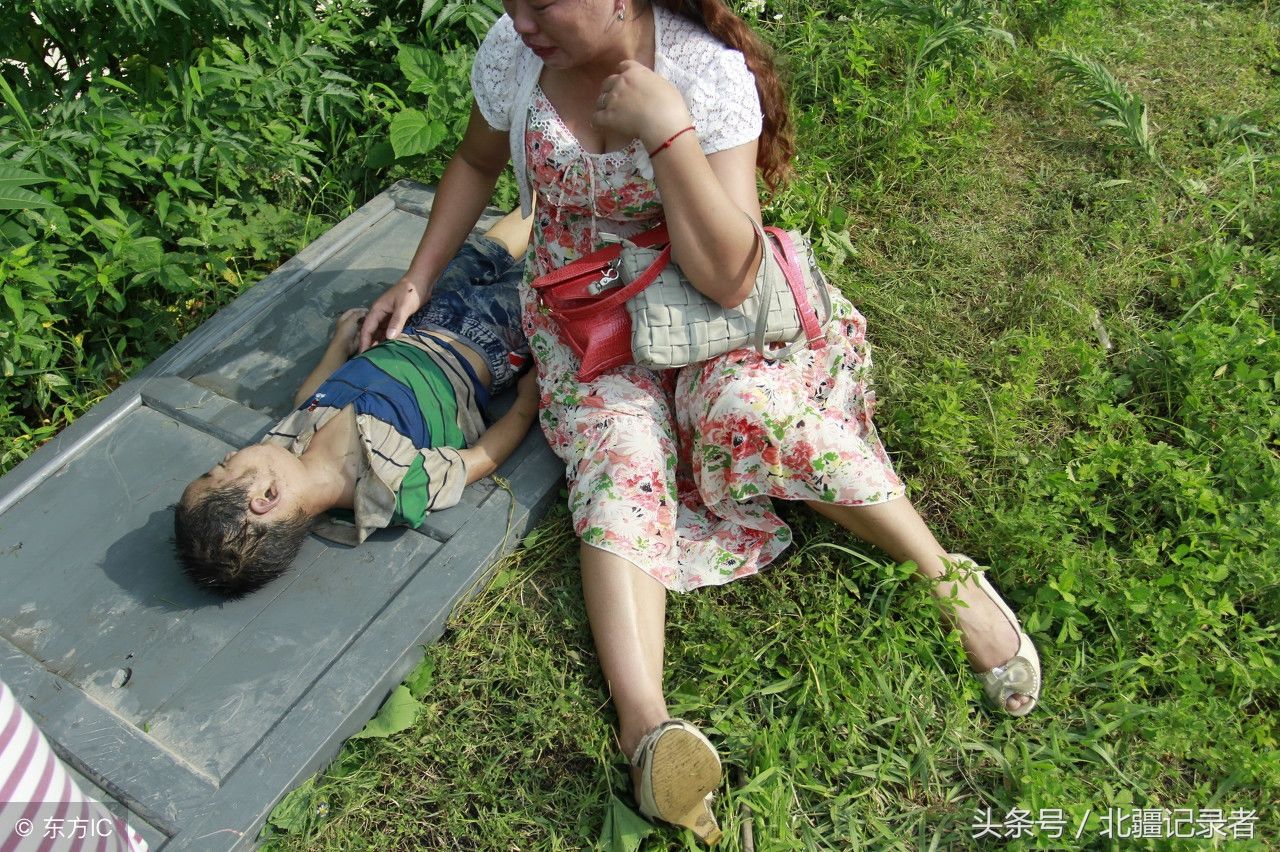 孩子河中纳凉不幸溺亡,父亲悲痛欲绝合上孩子双眼,妈妈哭昏厥