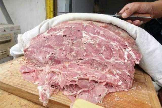 大姐拿着50斤重"肉疙瘩"摆摊,不到一小时,大伙儿全抢光!