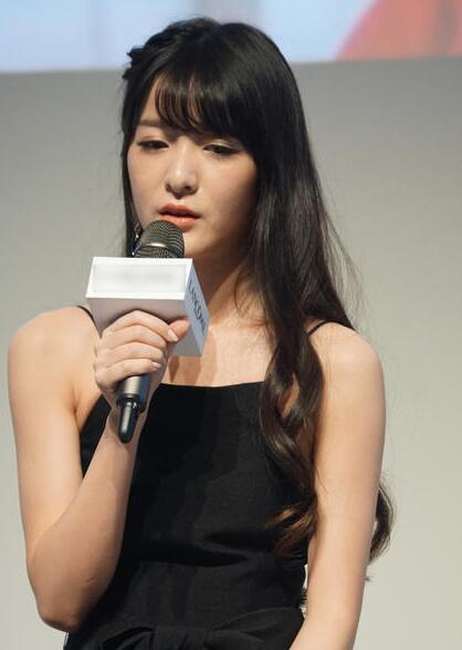 徐娇身穿黑色小吊带礼服,坐在高脚凳上大秀白皙美腿,越长越漂亮的她初