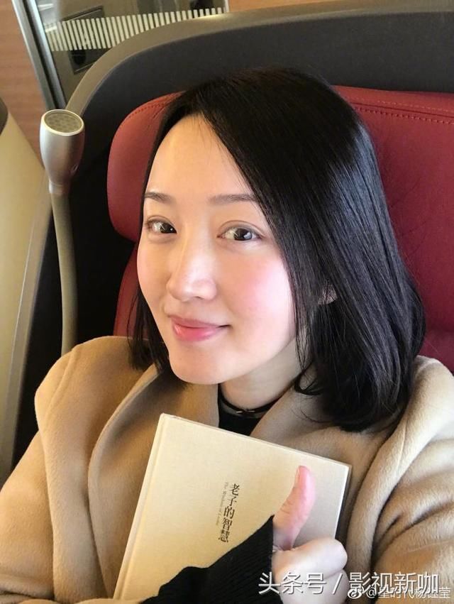 47岁杨钰莹穿粉裙装嫩,网友:脸和衣品还是有一定的年龄差距