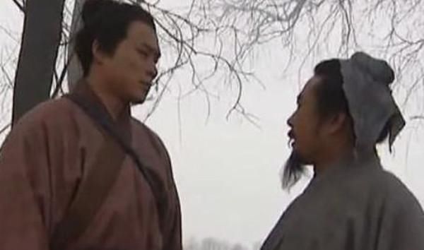 柴进看不起武松,当着宋江的面再度羞辱,幸好宋江出手化解