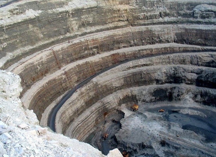 俄罗斯"钻石矿:直径1200米犹如陨石撞击坑