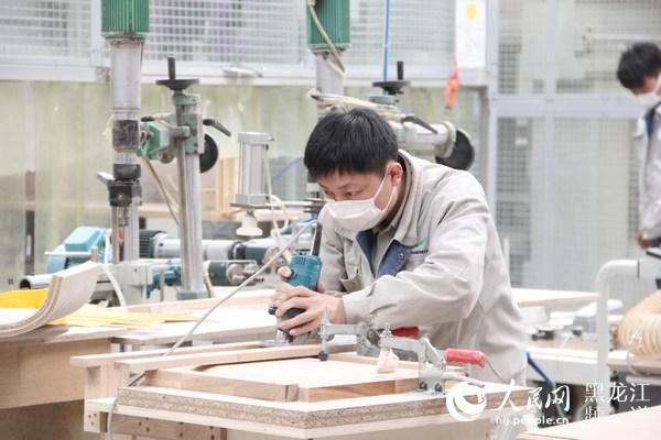 双叶家具实业有限公司车间内工人正在作业.