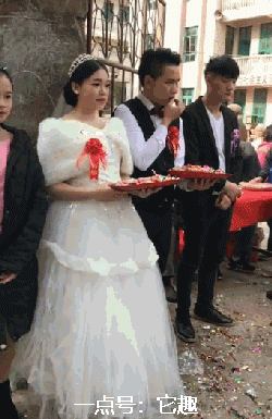 搞笑gif图:看在你胸怀的份上,我可以包容你的肚量!