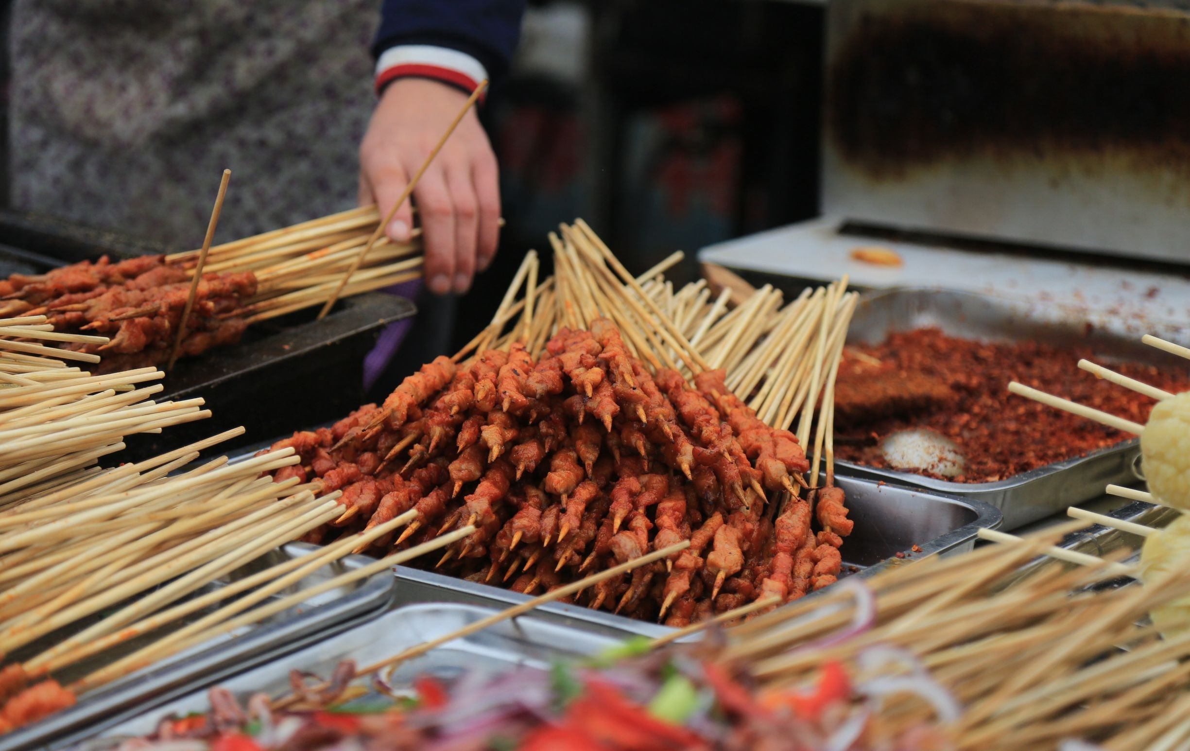 直击街头烤肉生意冷淡,10元12串无人问津,老板心里没点数吗