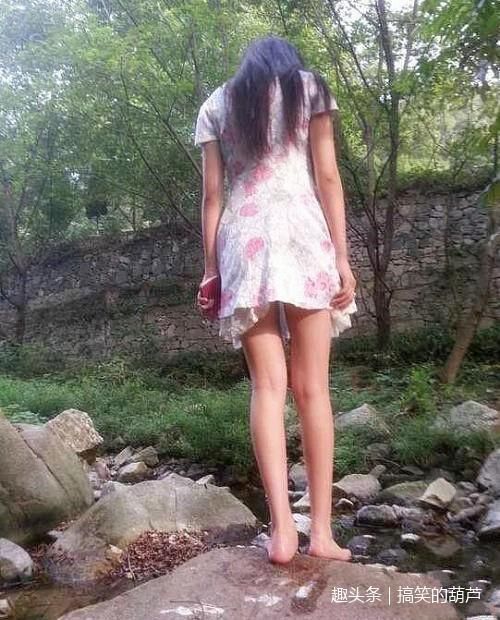 妹子是真不怕出丑啊,出来爬山怎么能光脚穿裙子呢