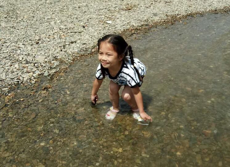 小孩:你这么喜欢玩水你妈妈知道?