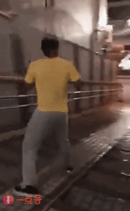 搞笑gif:颜值高就是不一样,出糗了都那么养眼!