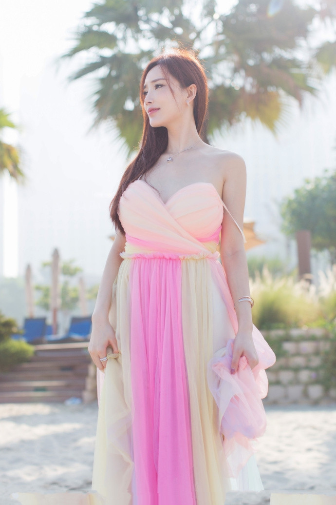 气质冷艳身材又特别好的美女,彩虹纱裙仿若出尘仙女一般!
