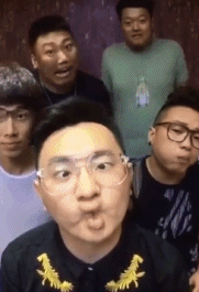搞笑gif:一言不合就尬舞,最后一个吓我一跳