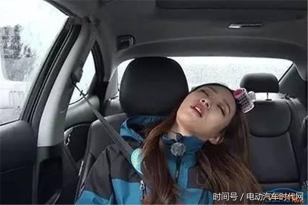 而坐在副驾驶上的人,那姿势可就千奇百怪了,想着反正不是我开车,我要