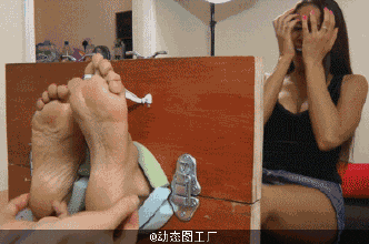 搞笑gif图:报应来得真快!出门干坏事儿自有天收!