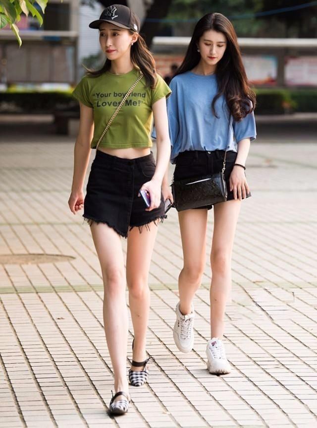 街拍: 小姐姐牛仔短裤搭配短上衣,小个子女生这么穿也
