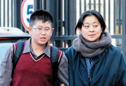 58岁倪萍全家近照,素颜头发花白,导演老公对其疼爱有加