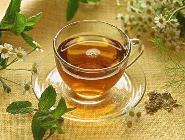 功效:可降血压,降血脂 做法:槐花茶泡水喝即可,如果加入绿茶或枸杞