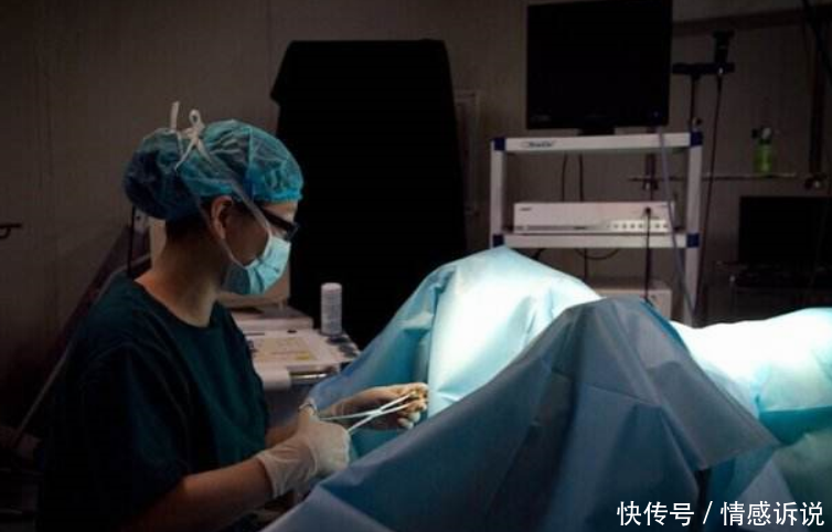 女孩意外怀孕,到医院做人流手术,听到医生的话,男友脸