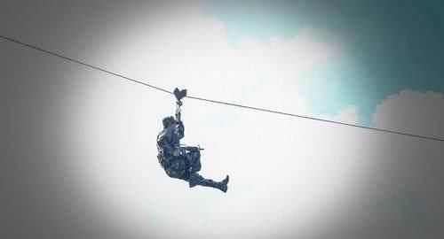 高空绳索滑降是世界各国特种部队和侦察兵常练的.