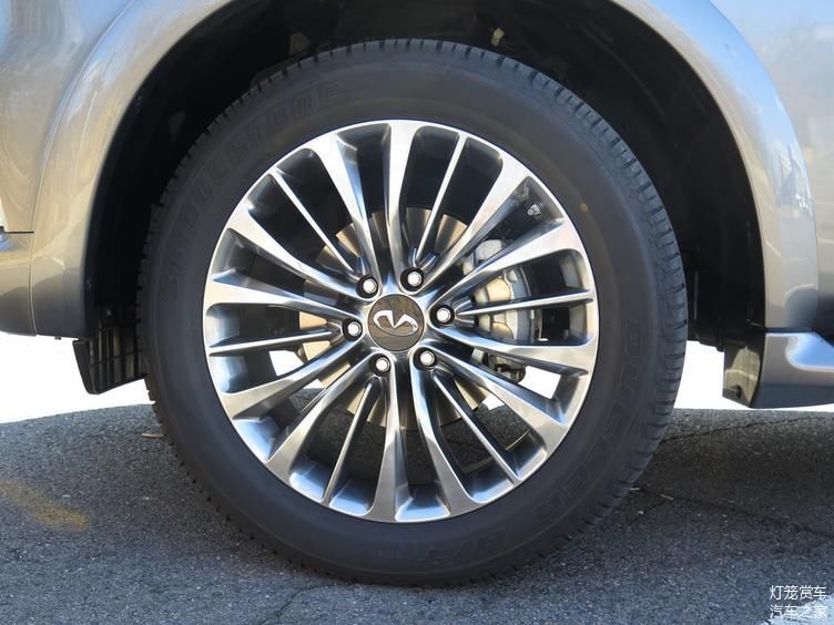 英菲尼迪QX80是一款不错的豪华大型SUV,它提供舒适的乘坐体验,,这款SUV提供了充足的发动机动力快速,对于大型车辆而言,操控性能非常灵活,弯道越野不在话下,令人印象深刻的越野能力,2019年QX80的指导价为65,100美元,可能是同类产品中最实惠的车型,你将获得一个舒适的大空间,一个强大的V8发动机,一个舒适的座椅,以及充足的储物空间。 自2011年车型年以来,英菲尼迪没有对QX80进行重新设计,当时它还被称为QX56。英菲尼迪内部和外部重新设计2018型号,还增加了重新调校的悬架和增加的隔热效
