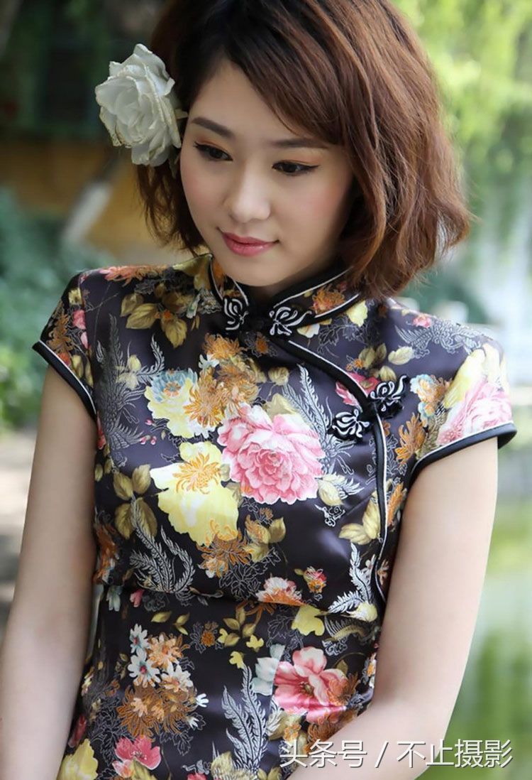旗袍摄影:岸边垂柳,花衣旗袍,魅力女人-北京时间
