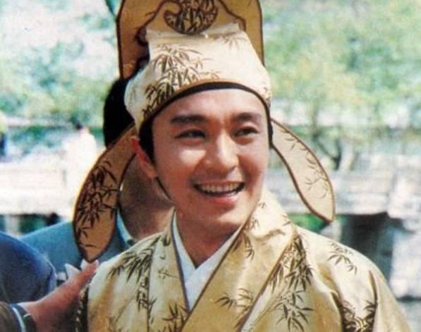 周星驰电影幕后最经典的花絮:星爷笑的真开心,怀里还搂着莫文蔚