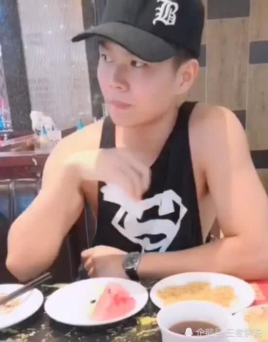 lol女玩家为上分与无奈丑男网恋!奔现后却直接大喊"老公"