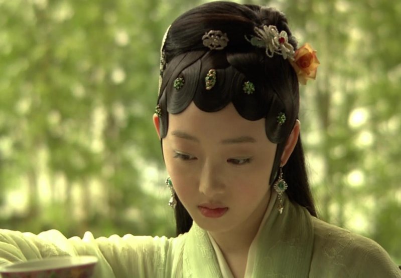 在《新红楼梦》中饰演的是林黛玉,蒋梦婕在里面的造型算是非常美的