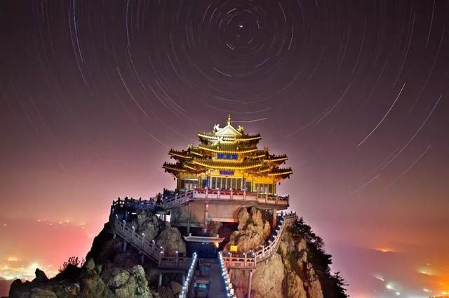 是峨眉山旅游的终点站,是最负胜名的峨眉奇景观赏地,可看日出,云海