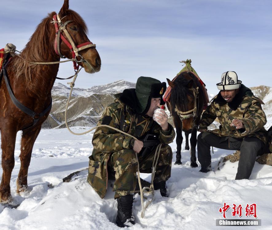 新疆边防官兵与群众护边员不畏严寒"踏雪巡边"