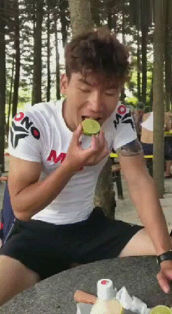 是时候让你们看一下男人无表情吃柠檬了