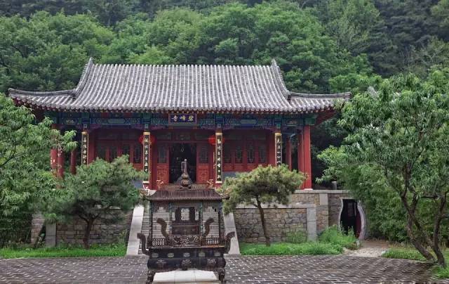 8,碧峰寺,位于泰山西麓彩石溪景区,又因供奉铁佛,俗称"铁佛寺".