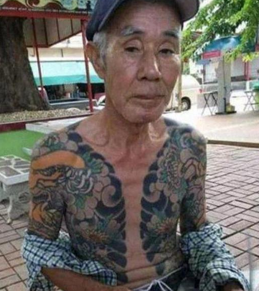 70岁老大爷脱衣照,被网友疯狂转载,警察竟发现他14年的秘密
