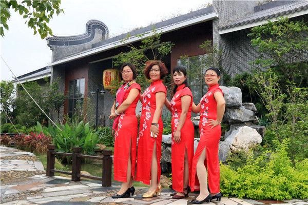 佛山大妈穿旗袍撑油纸伞到佛山桑果园寻找岭南水乡