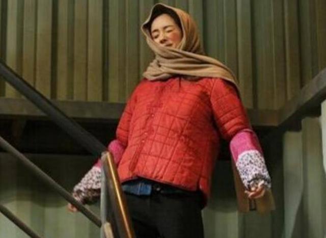 杨幂的这个村姑造型不但涂黑了脸还抹上了高原红的腮红,加上这红棉袄