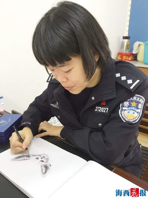 记录孩子成长的瞬间;她也是位女民警,喜欢以警察故事为题材手绘漫画