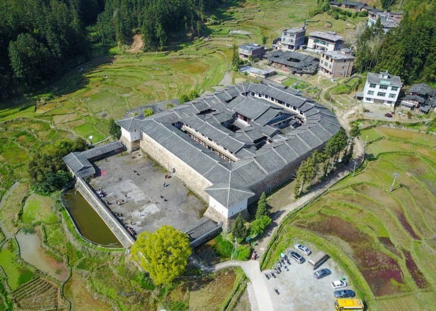 安贞堡是福建现存最完好的古代夯石建筑之一,被誉为"闽中瑰宝"又名"