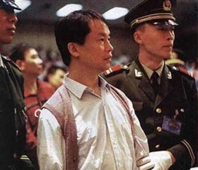 1997年张子强拿到了几千万的赃款逃到了澳门赌场中消遣,结果被崩牙驹