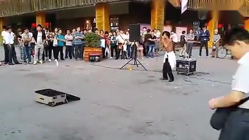 广州街头流浪歌手秒杀中国好声音