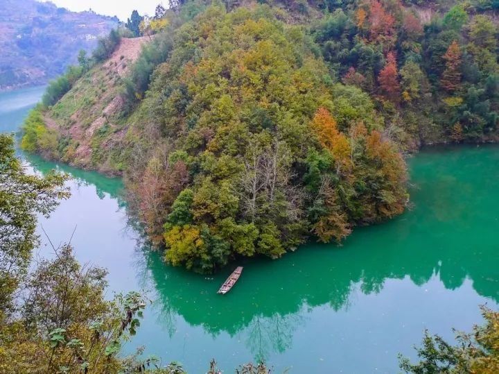 谷狭滩险,山幽水碧,与峭拔伟岸的巴山浑然一体,形成绵延雄奇的山水